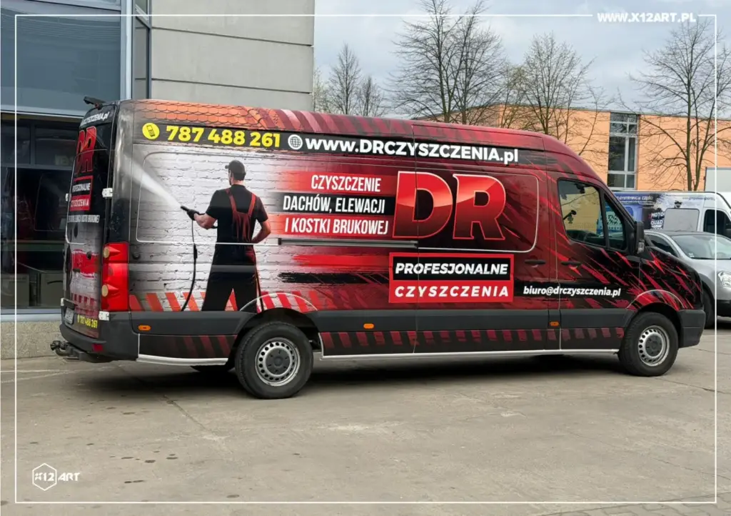 Samochód firmowy DR Profesjonalne Czyszczenia z logo firmy