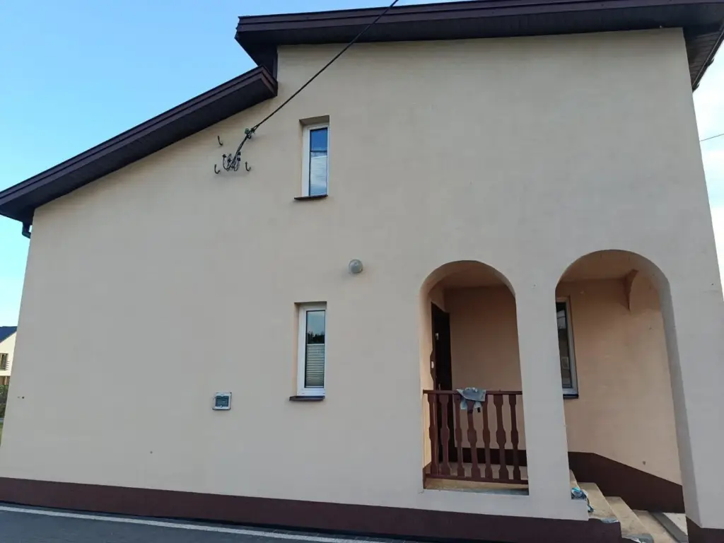Elewacja domu z balkonem po myciu - równy, jasny kolor tynku