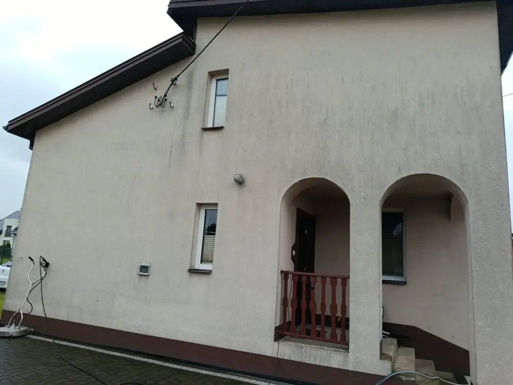 Elewacja domu z balkonem przed myciem - zabrudzony tynk